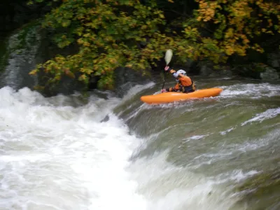 Antoine dans le rapide de l'entrée des Gorges par gros niveau (4+), attention à ce rappel!